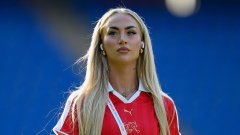 Лестър върна секси швейцарка на Острова