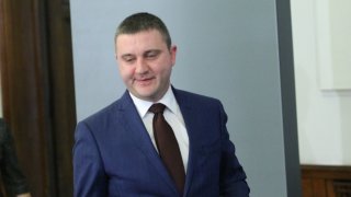 Фирмата се нарича "Трилема кансълтинг" ЕООД и е регистрирана на 14 август с начален капитал от 5000 лева