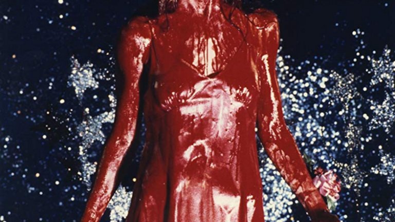 Кери Уайт, "Кери"
Стивън Кинг притежава уникалния талант да вземе всичко любимо и скъпо от детството ви и да го превърне в страшна приказка, след която няма да спите дълги нощи. Неговата библиография, както и филмографията по нея, разполагат с пъстър набор от детски страшни персонажи. От дечицата в "То" през Гейдж от "Гробище за домашни любимци" до споменатите вече близначки Грейди, Кинг обича страшните деца почти толкова, колкото децата обичат сладолед. 
Кери обаче си остава бижуто в неговата корона, като първия уникален почти детски персонаж, който да ви изплаши до смърт. Кери реално е тийнейджърка, тя е на 15 години, има радикално религиозна майка и способността да мести предмети със силата на ума си. Кери не е лошо момиче, но след дълъг тормоз в училище, който приключва триумфално на бала на гимназията, където тя е полята с кръв, Кери избива всичките си съученици и накрая приключва с властната си майка, която разпъва на стена в дома им. Филмът на Брайън Де Палма е абсолютна класика, а изпълнението на Сиси Спейсък в тази роля е едно от най-ярките в кариерата й.