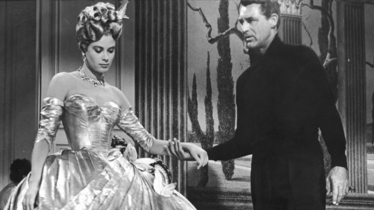 3. “Да хванеш крадец” (от 1955 г.)
Лазурният бряг на Франция е разтърсен от дръзка кражба на бижута, извършена от престъпник, известен с прякора Котката. Известно време той успява да се укрие в околностите на Ница, но решава да излезе от убежището си, когато се запознава с разглезена богата наследница.