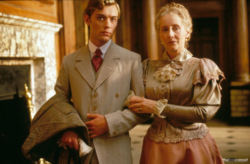 10. "Wilde" (1998) 
Биографичният филм за Оскар Уайлд е по книгата на Ричард Елман, удостоена с Пулицър. В главната роля виждаме Стивън Фрай, а Джър играе лорд Алфред Дъглас - обект на романтичните желания на Уайлд.