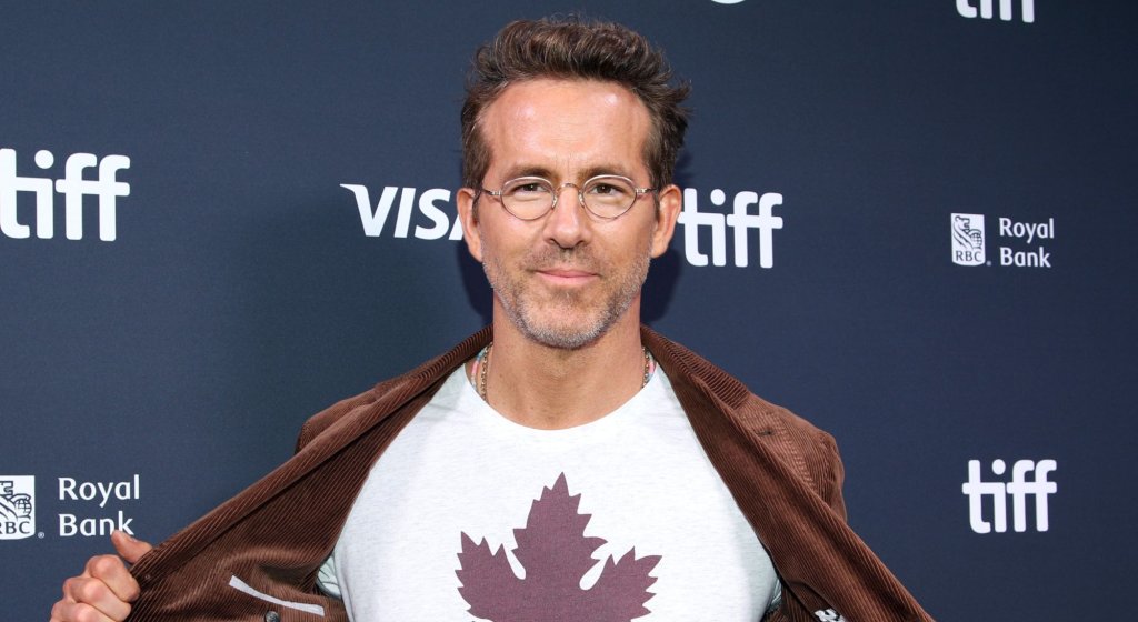 Райън Рейнолдс 
Рейнолдс, който постигна забележими касови успехи с неговия Дедпул, ще навърши 50 г. на 23 октомври. В последно време обаче актьорът не се свързва толкова с кино постиженията си, а със скандала около неговата съпруга Блейк Лайвли и режисьора на “Никога повече” - Джъстин Балдони.