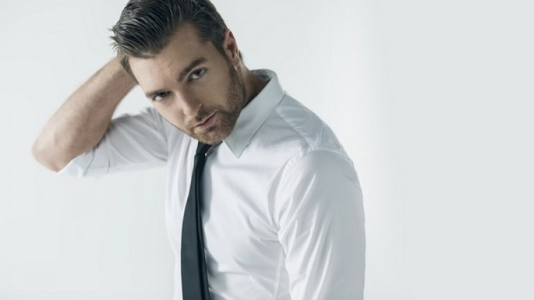 Истинското име на DJ Fenix е Алекс Мамонов, той е на 32 години и среща особено големи трудности да разпространява музиката си в Русия - заради забраната на поточните канали в страната