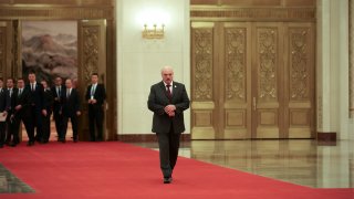В свои изказвания президентът Лукашенко препоръчва на хората да наблягат на водката, сауната и народната медицина, за да не се разболят