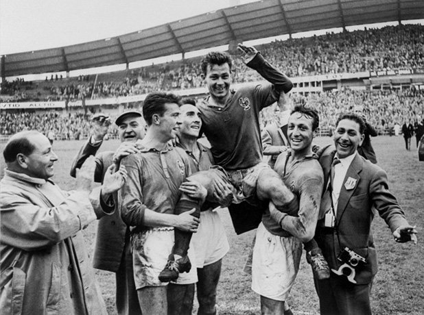 4. Жус Фонтен – Франция – 13 гола
Подобно на Кочиш, рекордът на Фонтен е от едно 

първенство. Фонтен е мароканец, но страната му е 

френска колония до 1956 г. и той играе за "петлите" 

през цялата си кариера. През 1958-а в Швеция изригва 

с 13 гола, които и до днес са най-високата летва в 

рамките на едно първенство. Франция изглежда 

непобедима до срещата с Бразилия на Пеле на 

полуфиналите. До мача за третото място Фонтен е с 9 

попадения, но вкарва 4 във вратата на Западна 

Германия за уникалния си рекорд от общо 13 гола.
