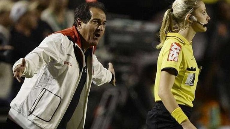 Запознайте се и с бразилката Фернанда Коломбо Улиана. Тя е свикнала да й крещят от скамейките, тъй като работи като страничен съдия