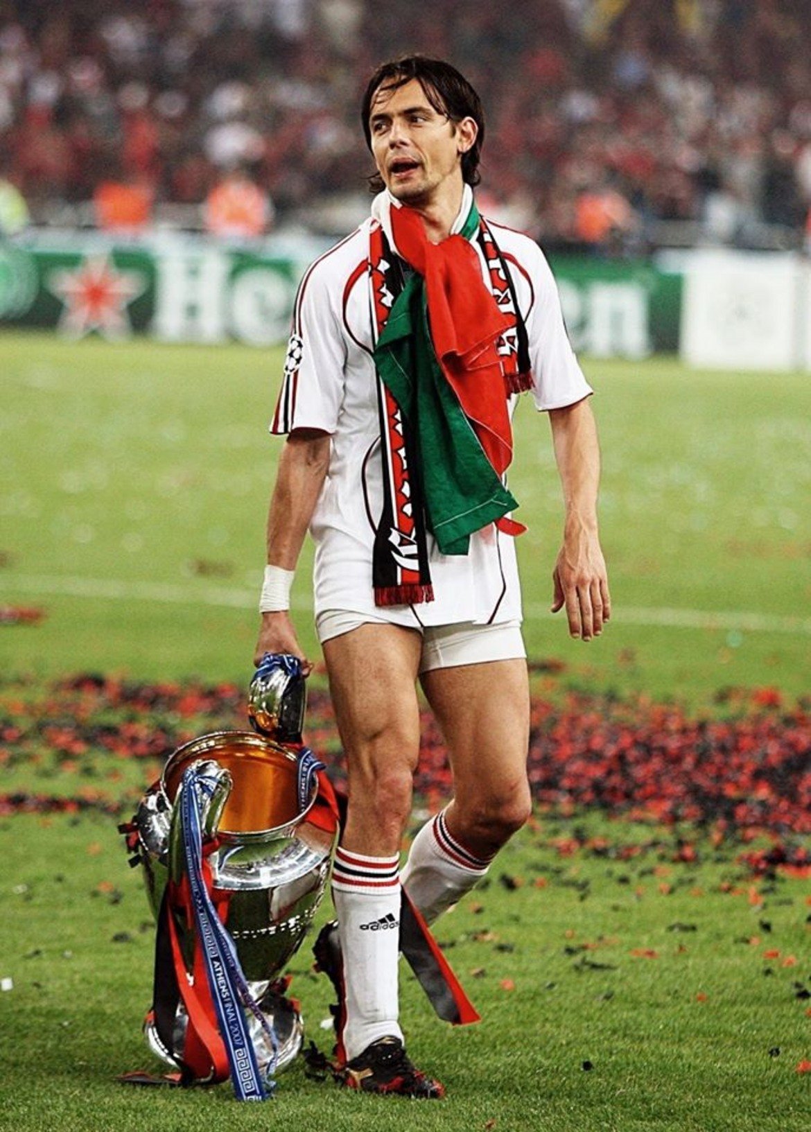 Филипо Индзаги с трофея от Шампионската лига през 2007 г., когато отбеляза и двата гола за Милан при победата с 2:1 над Ливърпул.