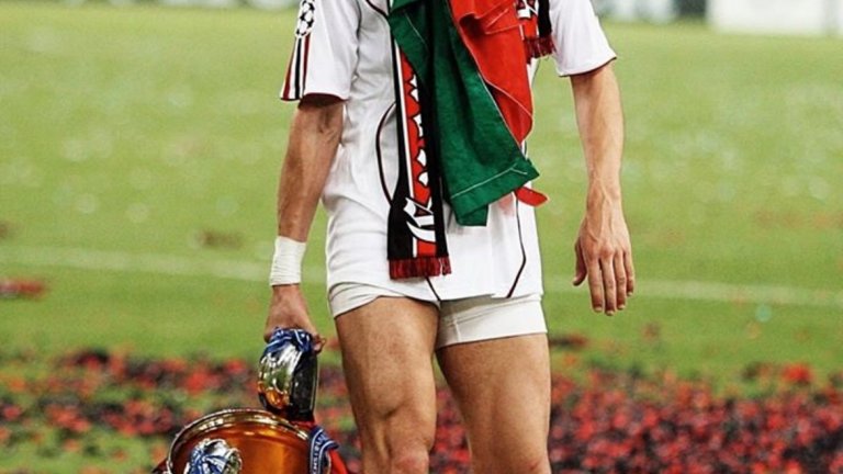Филипо Индзаги с трофея от Шампионската лига през 2007 г., когато отбеляза и двата гола за Милан при победата с 2:1 над Ливърпул.