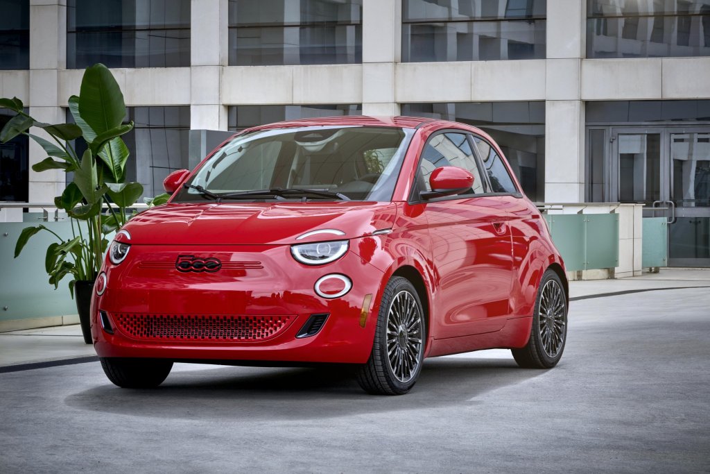 Fiat 500eОписанието на този симпатяга е „Когато Dolce Vita срещне американската мечта“. Със сигурност носи доста италиански привкус и си личи, че е наследник на класическия Fiat 500. Пробегът на електрическия вариант е до 320 километра с едно зареждане. Цената му у нас започва от 60 750 лева.