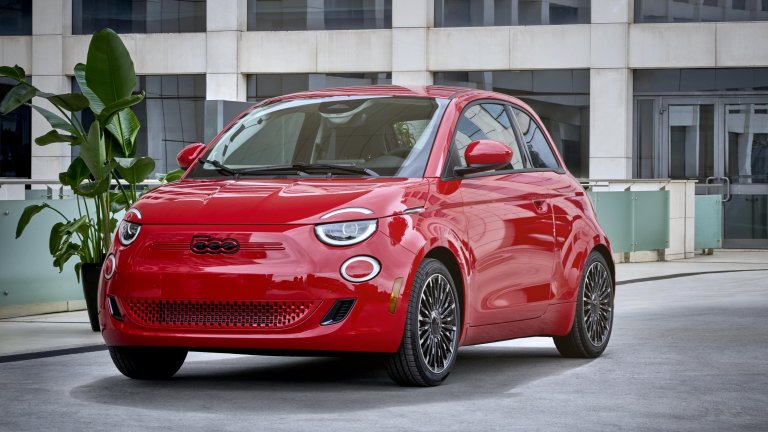 Fiat 500eОписанието на този симпатяга е „Когато Dolce Vita срещне американската мечта“. Със сигурност носи доста италиански привкус и си личи, че е наследник на класическия Fiat 500. Пробегът на електрическия вариант е до 320 километра с едно зареждане. Цената му у нас започва от 60 750 лева.