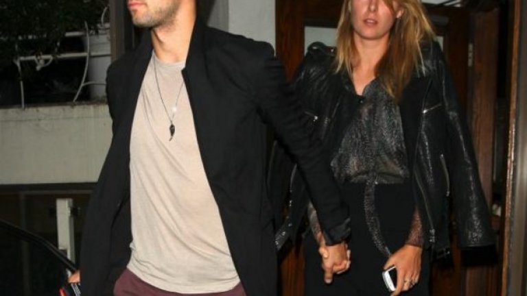 Григор и Мария не изглеждаха особено доволни от срещата си с папараците.