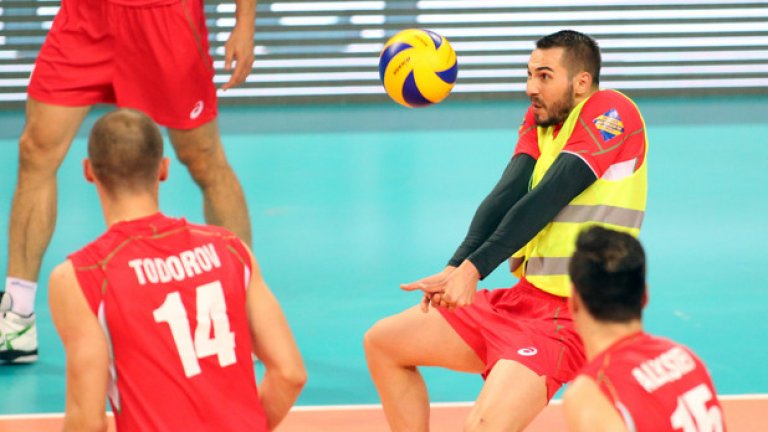 Либерото задължително играе с отличителен екип. Ето защо Влади Иванов приличаше на катаджия срещу Холандия.