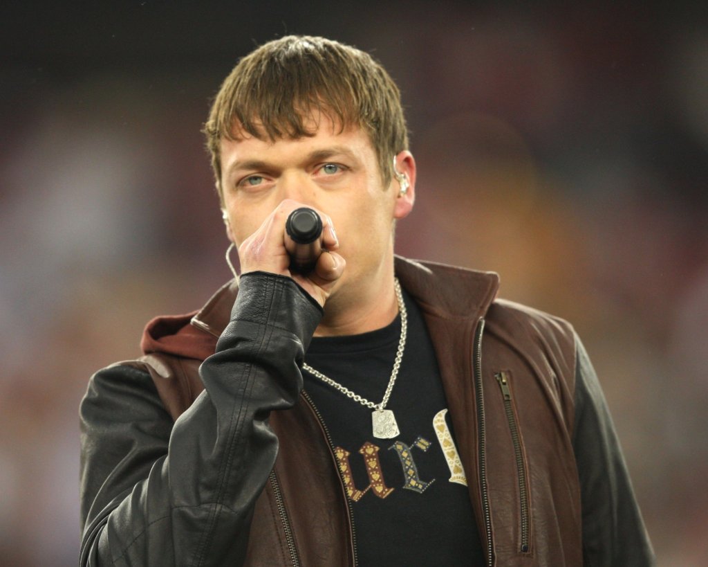 Музикални хроники: Трагедията с един от големите рок вокалисти на новия век