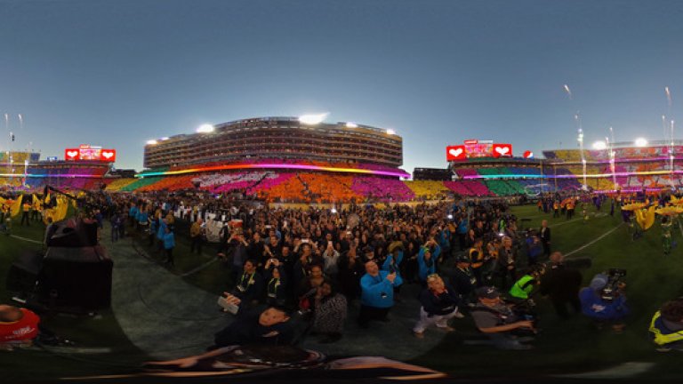 Панорамен изглед от шоуто на полувремето и феновете.