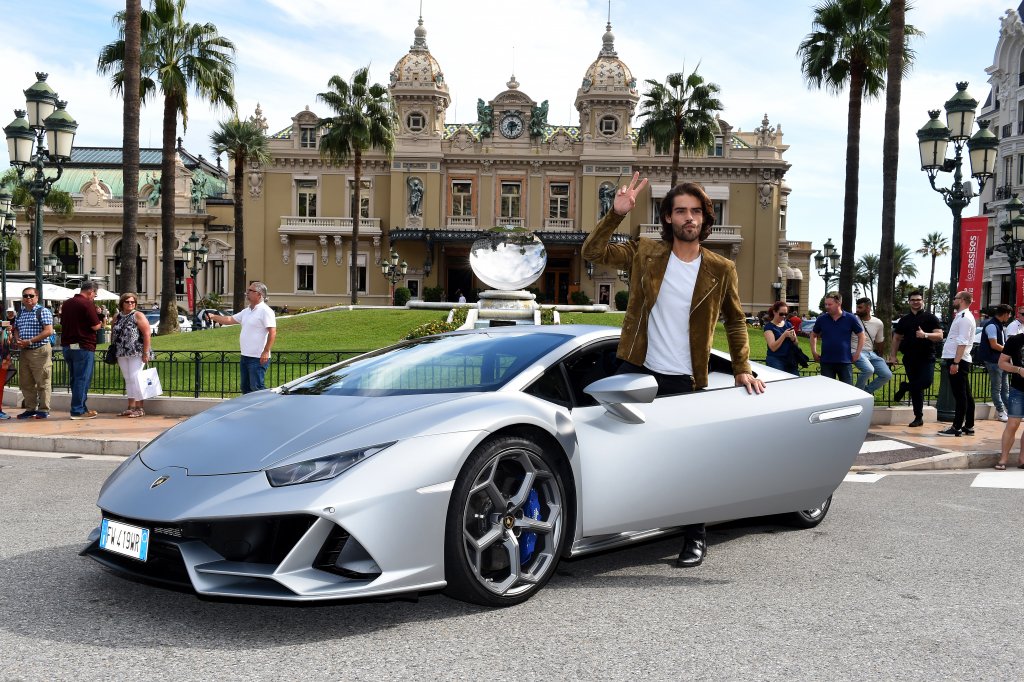 Lamborghini Huracan
Дори когато играят на сигурно, Lamborghini просто не успяват да направят скучен автомобил. Кръстен на майския бог на стихиите, Huracan е колата, която идва на мястото на Gallardo. Той се появява през 2014 г. в Женева и бързо превзема вниманието на автомобилните почитатели. До момента това е най-продаваната кола на марката: 14,022 урагана летят по улиците на света.
