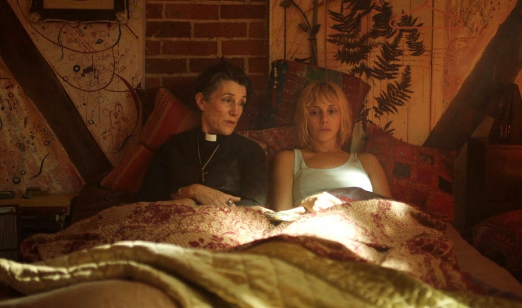 "Семейство Флауърс" (Flowers)
Сезони: 2
Епизоди: 12Този смешно-тъжен сериал разказва за семейство Флауърс, чиито отношения дават повод за цял букет от трагикомични ситуации. Те пускат корени в разклатената връзка между Морис и съпругата му Дебора, които пазят куп мрачни тайни. С двойката живеят и невъзпитаните им 25-годишни близнаци Ейми и Доналд, а черешката на тази семейна торта, глазирана с черен хумор, са и особените отношения със съседите - още един извор на емоционални ситуации, които следим в Netflix.