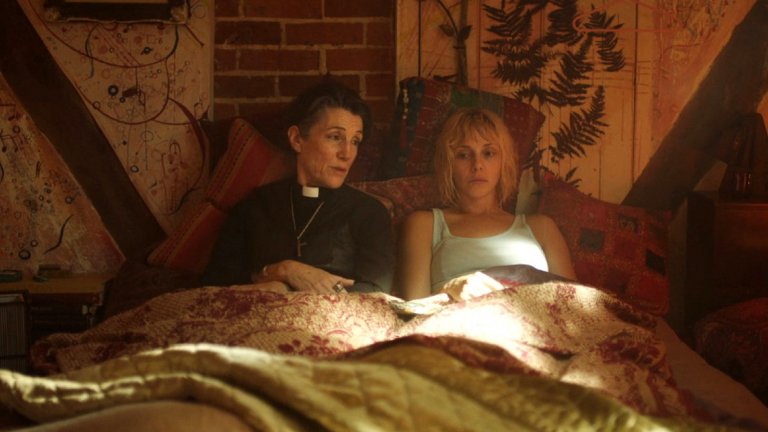 "Семейство Флауърс" (Flowers)
Сезони: 2
Епизоди: 12Този смешно-тъжен сериал разказва за семейство Флауърс, чиито отношения дават повод за цял букет от трагикомични ситуации. Те пускат корени в разклатената връзка между Морис и съпругата му Дебора, които пазят куп мрачни тайни. С двойката живеят и невъзпитаните им 25-годишни близнаци Ейми и Доналд, а черешката на тази семейна торта, глазирана с черен хумор, са и особените отношения със съседите - още един извор на емоционални ситуации, които следим в Netflix.