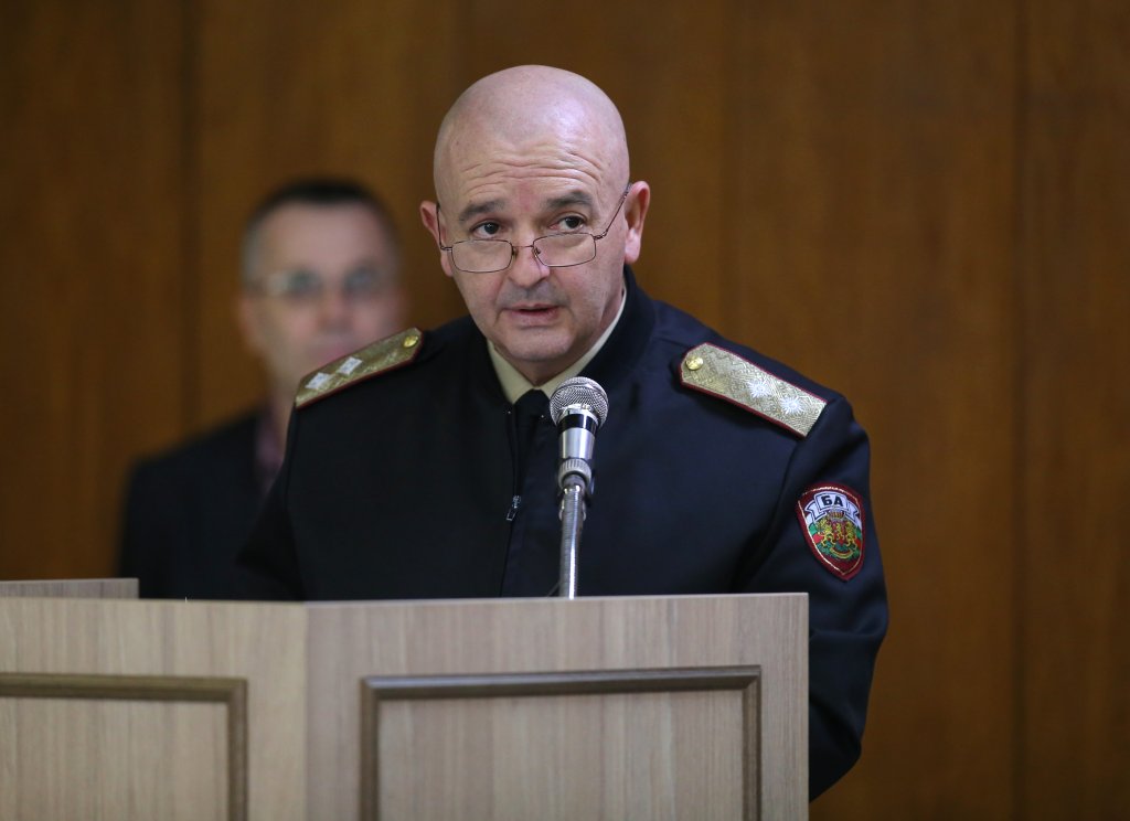 Годината е меко казано... особена, но хей - това е супер новина, поне що се отнася до идеите за костюми за Хелоуин. От здравна тематика и героите от НОЩ през The Mandalorian, Джо Екзотик или Борат - вадим напред трендовете, които тази година набират скорост. Като за начало..."Любимият" генерал на БългарияДипломатични и строги очила, пагони и гола глава - ако природата ви е помогнала за последното, още по-добре, ако не - начини да докарате тази визия има. По-важното обаче остава поведението - първо, трябва да носите дезинфектант, второ - метър или ролетка, с които да отмервате дистанцията, и не на последно място - да следите за спазването на дисциплината на всички присъстващи. Ако сте успели да се сдобиете с мърч от някой наш морски курорт (примерно кърпа с негов цитат) - още по-добре!