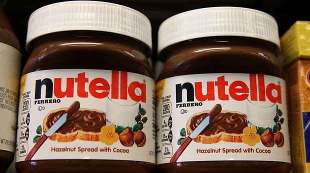 NutellaКое дете не обича Nutella? Това е италианска марка течен шоколад, собственост на групата Ferrero. Продуктът излиза на пазара през 1964 година, а днес се продава в 75 държави в света. Годишният оборот е 350 хиляди тона течен шоколад. Интересна подробност е, че съставът на течния шоколад варира в различните държави, като например в Италия захарта е по-малко, докато във вариантите за Русия, САЩ, Канада и други се използва палмово масло вместо растително.