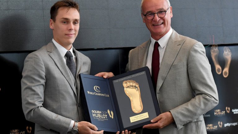 Треньорът на Лестър, Клаудио Раниери, също получи отливка