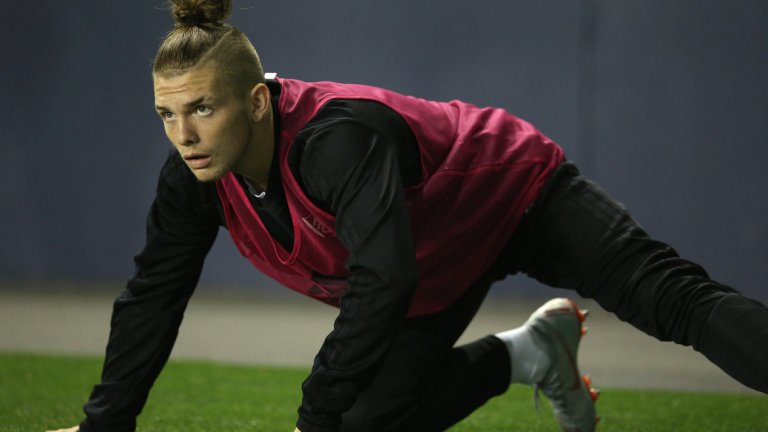 Елиът нарече Кейн "fucking mong" (от англ. mong - човек с умствено изоставане, идиот) и се подиграва с говорните дефекти на английския национал.