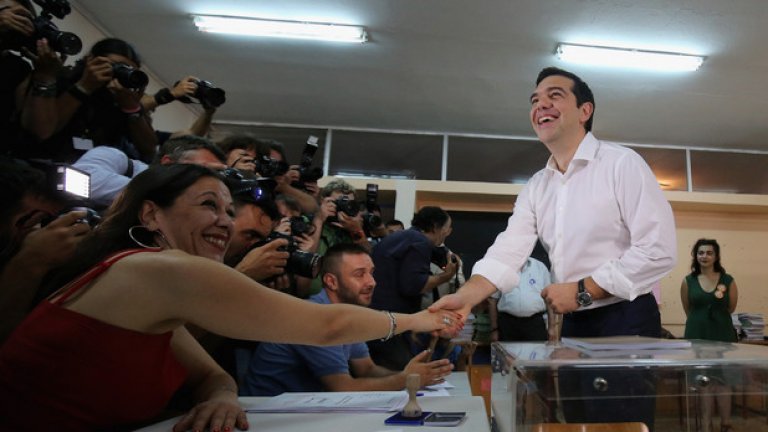 Казано на прост език, България колебливо върви нагоре, а Гърция стремглаво пропада надолу, според цифрите за последните години, изнесени от Евростат. Самият референдум, организиран от Ципрас за по-малко от 2 седмици, остава впечатление за всичко друго, но не и за демокрация. И затова е много вероятно, ако днес спечели OXI и Гърция триумфално потъне в бездната на фалита, то в Европа да настъпи облекчение, заради края на тази комична драма
На снимката: Алексис Ципрас гласува на днешния референдум