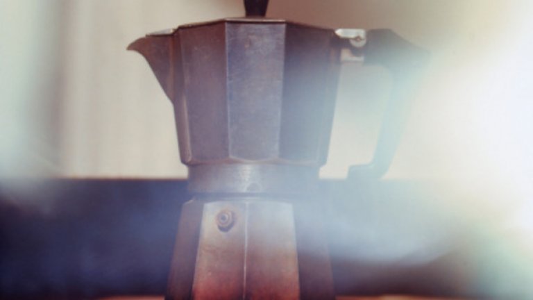 Ренато Биалети, човекът, който направи кафеварката световноизвестна, почина на 93-годишна възраст. Неговото семейство изпълни предсмъртното му желание и прахта му беше опята в урна с формата на кафеварка