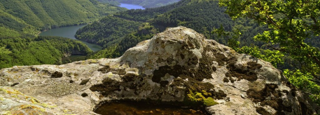 Изглед от скалите при село Дъждовница
Село Дъждовница е разположено над северния бряг на язовир "Кърджали". Популярно е със своите скали, в които древните траки са изсекли множество трапецовидни ниши. Траките обаче не са първите хора, които са използвали тези скали. В основата им са разположени и няколко обработени от човешка ръка пещери от неолита. 
Мястото е труднодостъпно, но всяка крачка нагоре през гъсталака си заслужава заради чудесната гледка, откриваща се към язовира.