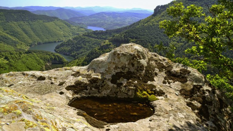 Изглед от скалите при село Дъждовница
Село Дъждовница е разположено над северния бряг на язовир "Кърджали". Популярно е със своите скали, в които древните траки са изсекли множество трапецовидни ниши. Траките обаче не са първите хора, които са използвали тези скали. В основата им са разположени и няколко обработени от човешка ръка пещери от неолита. 
Мястото е труднодостъпно, но всяка крачка нагоре през гъсталака си заслужава заради чудесната гледка, откриваща се към язовира.