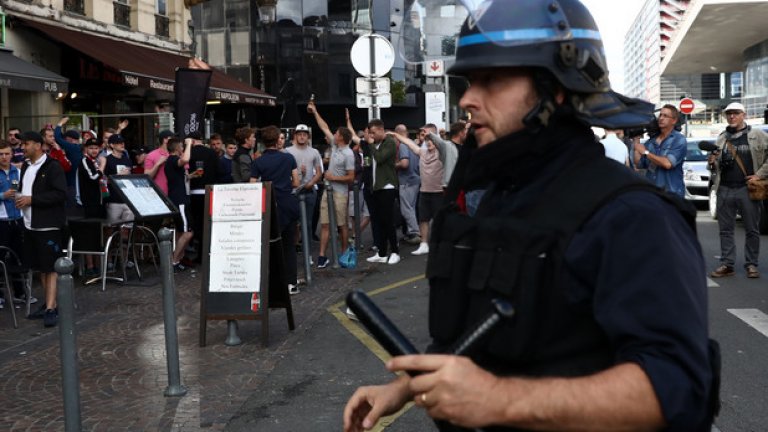 Руснаците отново нападат, този път сборна агитка на Англия и Уелс