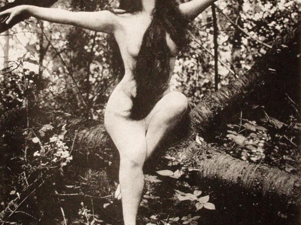 Annette_Kellerman_in_tree,_arms_spread