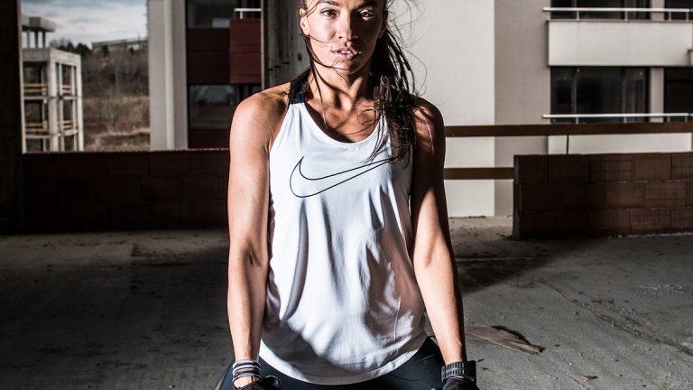 Алиса Белоусова e зумба нинджа с музика в душата. Спортните дрехи и обувки са от серията на Nike (вижте още снимки в галерията).