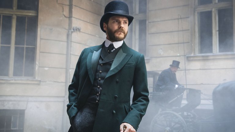 Даниел Брюл в The AlienistThe Alienist е малко пренебрегван сериал, в който Брюл е психиатърът д-р Крайцер, нает да разследва мрачни психопати с тежки престъпления. Острият му ум в комбинация с респектираща осанка и наглед студено поведение са не само магнит за зрителско внимание, но и за женски въздишки.