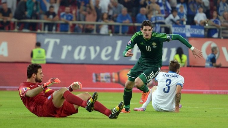 И за десерт, на върха на атаката като чист британски номер 9 - Кайл Лафърти от Северна Ирландия. Чакайте, чакайте. Преди да се засмеете, вижте му статистиките.
Вкара 7 гола в 7 старта като титуляр за отбора си в квалификациите. Само за справка - България също вкара 7, но в 8 мача...
Лафърти се оказва жокер на северноирландците, които са близо до класиране, първо на голямо първенство от Мондиал 1986.