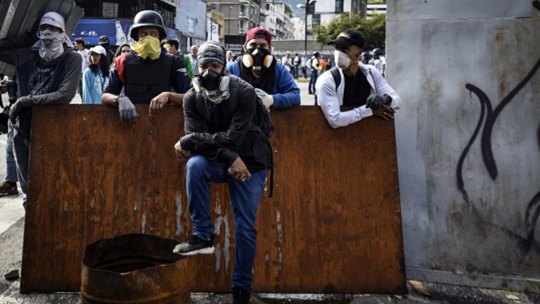 Въпреки забраната за протести демонстрантите изградиха барикади заради конфронтациите с полицията.