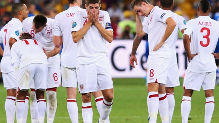 Англия... Поредното разочарование с дузпи, този път на Евро 2012. Въпреки че бе избран в идеалния отбор от УЕФА, капитанът Джерард е разбит от отчаяние след отпадането на четвъртфинал срещу Италия.
