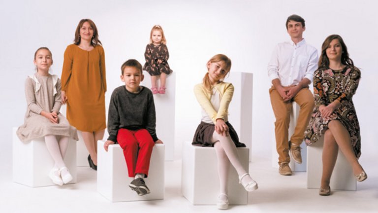 Семейство Йосифови имат 5 деца. Те танцуват, пеят и рисуват. Заедно. Всеки ден.