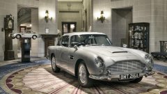Aston Martin DB5 (1965)
DB5 е олицетворение на автомобилите Garn Turismo: мощен, но изтънчен, бърз, но и луксозен. Неслучайно Джеймс Бонд кара точно такъв автомобил. Серийните екземпляри са се сглобявали ръчно и се предлагат с редови 6-цилиндров двигател с мощност 280 конски сили. Трансмисията е механична, а каросерията е алуминий – за минимално тегло.
