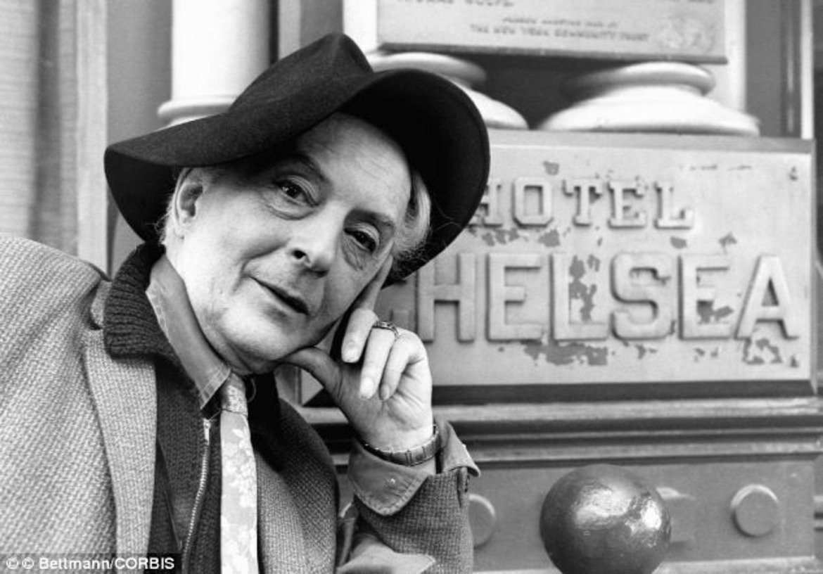 Докато кандидатства за американско жителство, британският писател Куентин Крисп отсяда в хотел "Челси". За времето, прекарано там, се случват грабеж, пожар и убийство в хотела.