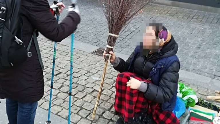 Просякиня на главната улица в град Кристиансанд, Норвегия