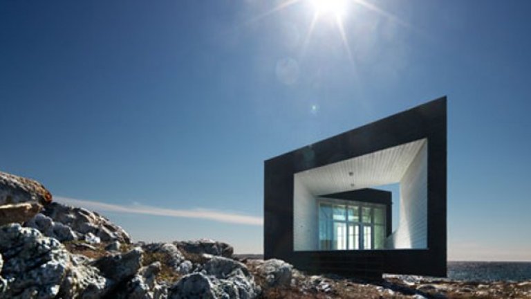 И ателиетата, и домовете са изградени върху подпори над водата – и  изглеждат сякаш са се заловили отчаяно за брега, все едно животът им зависи от това