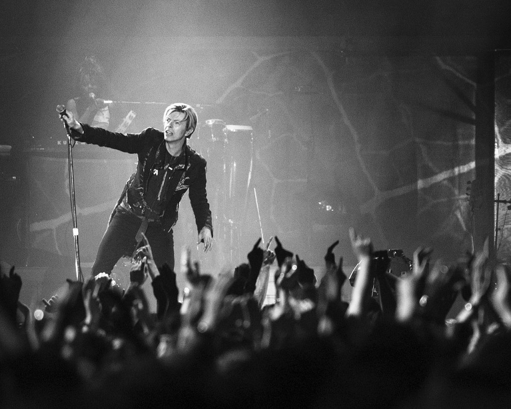 1280px-David_Bowie_(135687113)