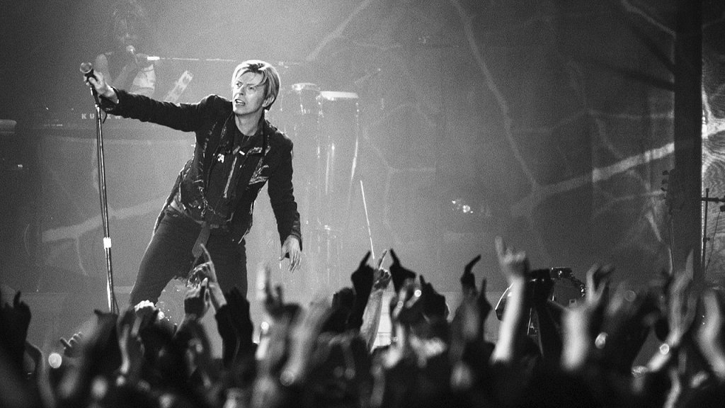 1280px-David_Bowie_(135687113)