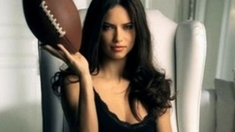 Рекламата й за Super Bowl чупи рекорд 
През 2008-а Адриана Лима е главната героиня в рекламата на Victoria's Secret в полувремето на Super Bowl. Може би се чудите кой точно ще гледа реклама на женско бельо по това време, ако и да е с участието на точно този модел. Е, краткият само 30 секунди спот става най-гледаната до този момент реклама по време на спортното събитие – събира 103,7 млн. зрители...