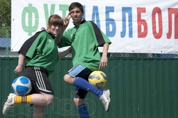 Футдабълбол. Играта е измислена в Украйна през 2007 г. Идеята е проста - запазват се класическите правила, но на терена има...две топки. Играе се до момента, в който и двете са или в ръцете на вратарите, или във вратата, или в аут. Спортът е много по-динамичен от традиционния футбол, но има и своите недостатъци - за публиката е изключително трудно да следи какво точно се случва, да не говорим за съдиите. 
