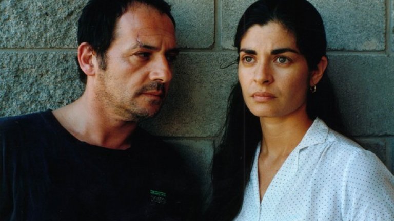 "Червена мечка" (Un oso rojo)

Този филм от 2002 също се вписва в класическия криминален жанр. Режисьор е Исраел Адриан Каетано. Главният герой Мечо (Oso) - в ролята Хулио Чавес - е пуснат на свобода след 7 години, прекарани в затвора. Той очаква с нетърпение срещата със своята дъщеря Алисия (Агостина Лахе), която е била само на годинка, когато той е бил осъден. Мечо разбира, че неговата жена Наталия (Соледад Вилямил от "Tайната на нейните очи") живее с друг мъж, който е хазартен тип. Интересното е, че Мечо успява да се справи със ситуацията, без да извърши престъпление, въпреки годините в затвора. Защото любовта е способна на всичко...