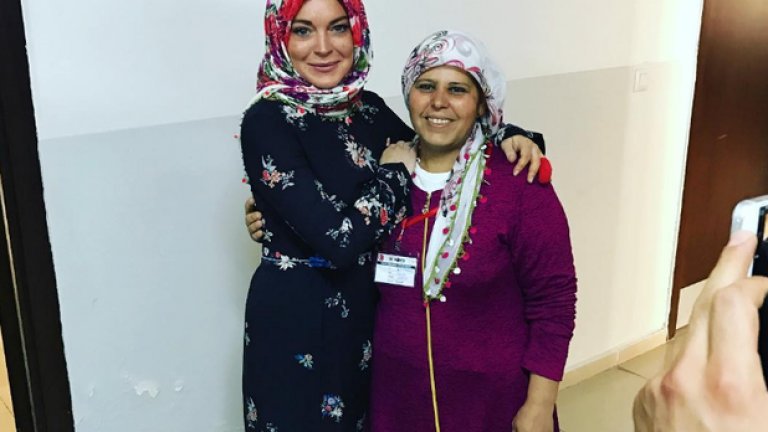 Какво се случва с Линдзи Лоън, по дяволите? Според нея: "Ердоган се справи много добре и неговият народ наистина му се възхищава и го уважава като първия избран президент. Това е нещо много важно".