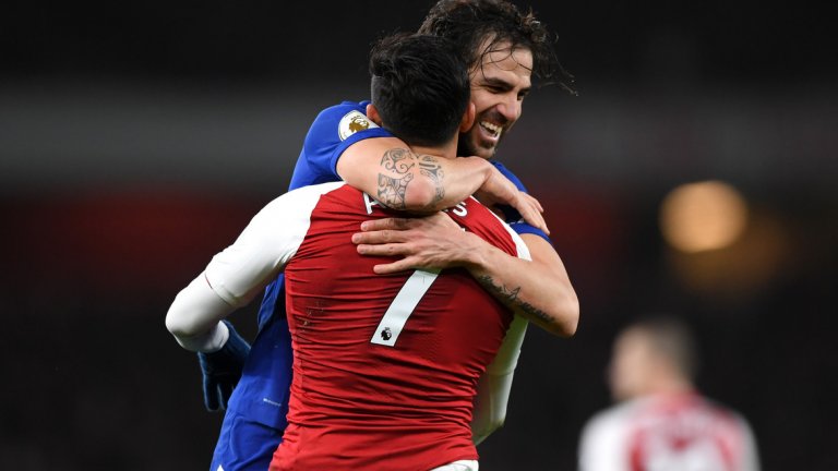 4. И двата отбора са на кръстопът
Челси и Арсенал се намират на кръстопът и това равенство не им помага особено. И за двата отбора сезонът е доста труден и на този етап изглежда, че ще приключи с разочарования. Липсата на Шампионска лига не помага на Арсенал в първенството и очевидно тимът на Венгер ще се бори усилено за място в топ 6 до края на кампанията, като позиция сред първите четири изглежда абсолютен максимум за този състав на фона на конкуренцията.
Макар че Челси стабилизира своето представяне, „сините” изостават на 16 т. от Манчестър Сити и е нереално да се надяват да защитят титлата си, докато в Шампионската лига ги чака Барселона. Сезонът изглежда преходен и за Конте, който най-вероятно ще спечели нужното място в топ 4, но ще изисква сериозно подсилване на състава, за да може да се бори за нещо повече.