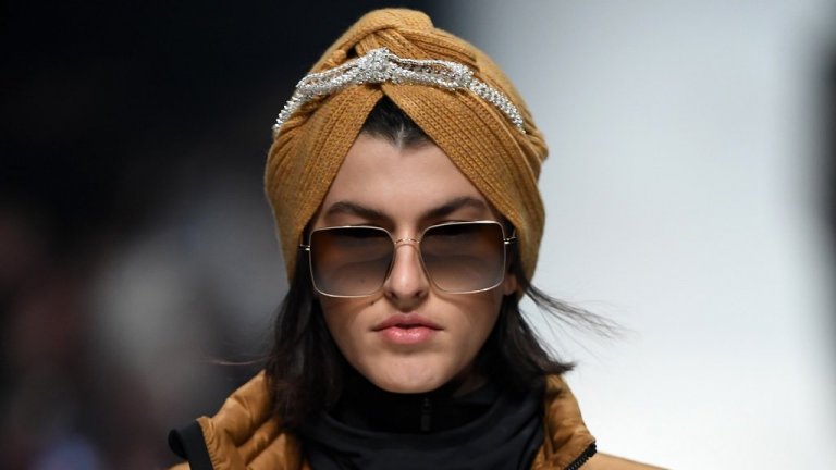 А шапка с модел като този на снимката може смело да се използва към по-спортен аутфит, така и с дълго палто в същия цвят. Освен това не би била проблемна нито за грима, нито за по-деликатни обеци.