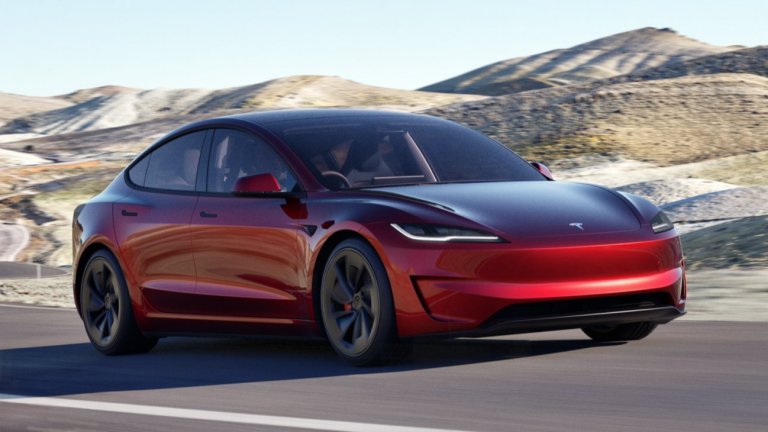 Tesla Model 3Tesla Model 3 преминава през подобрение на пробега с едно зареждане – версия, която трябва да е налична още в първото тримесечие на 2025 г. Батерията нараства от 72 на 85 киловатчаса и конските сили достигат до 302. Дизайнът и софтуерът запазват високото си ниво, което повечето конкуренти още не могат да достигнат.